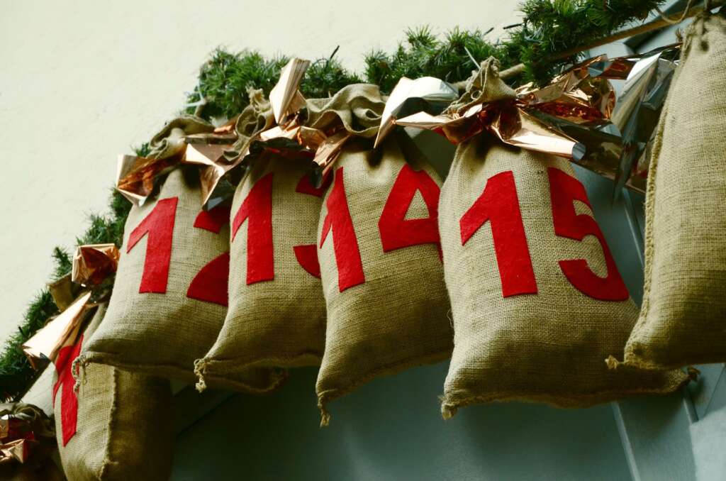 ://pixabay.com/photos/advent-calendar-bags-advent-season-1236036/