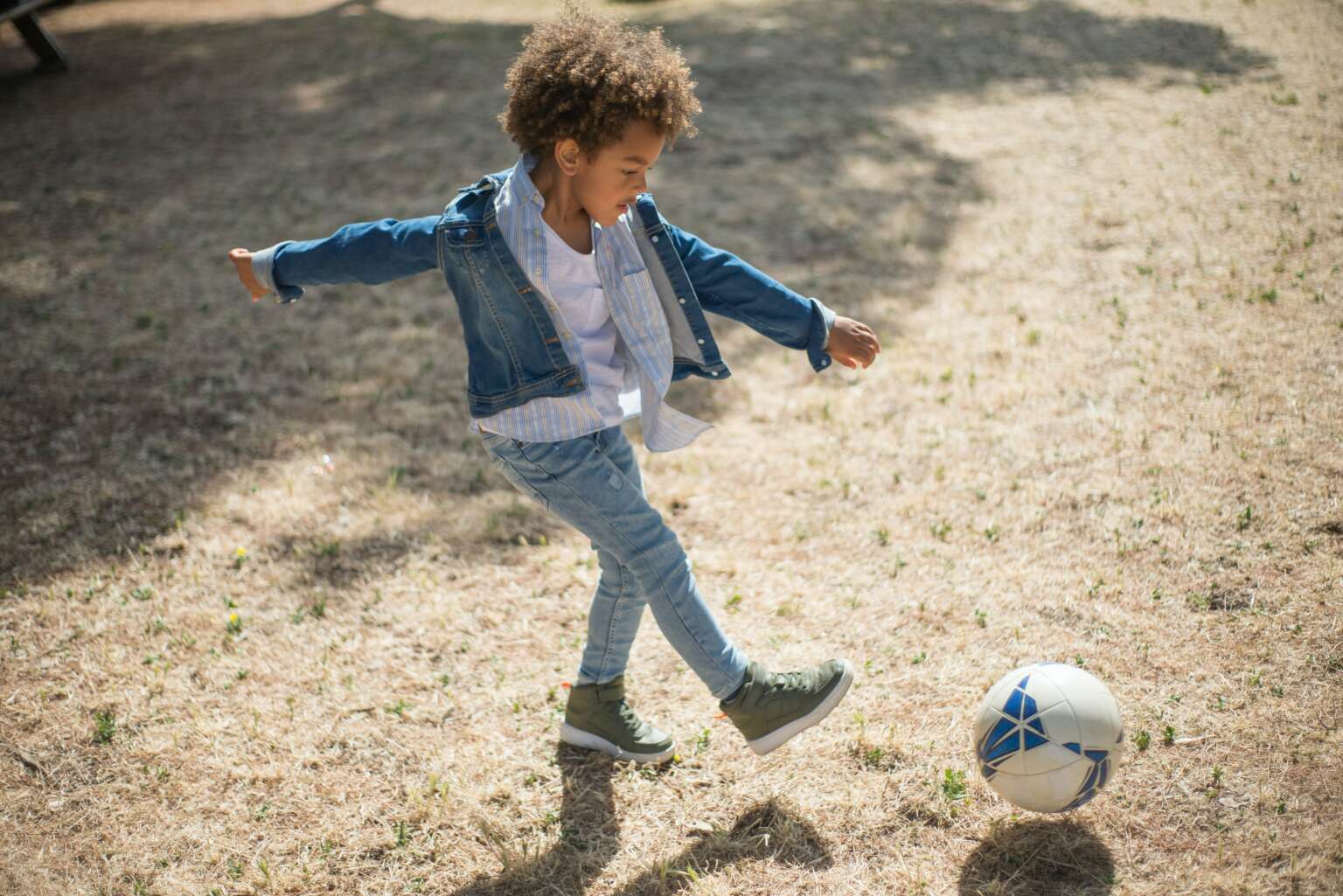 Betta på fotboll är en sport som roligt för hela familjen