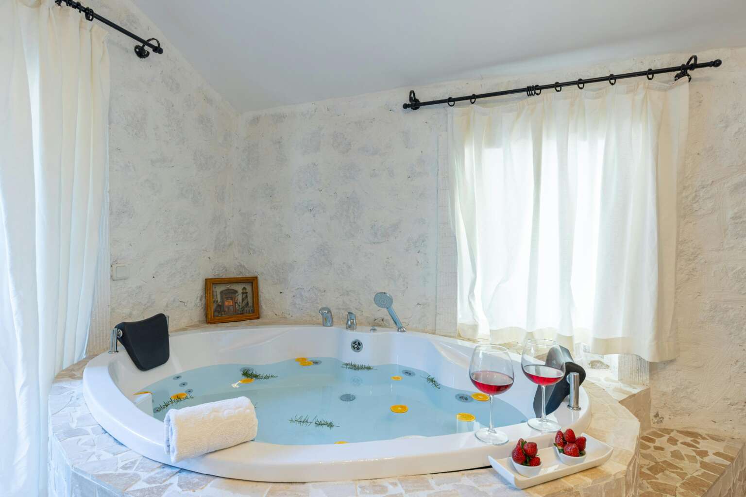 Upptäck lyxen med ett spa badkar för två personer från HomeTomato.se